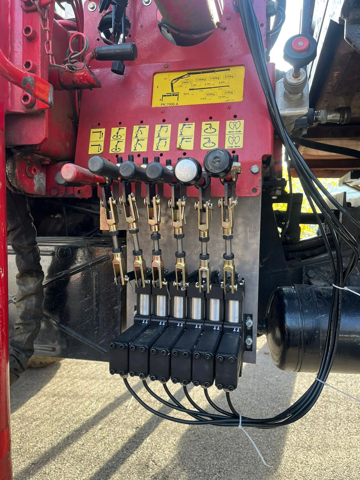 12-24V Hydraulic Valve with 6 Joystick Weightlifting Functions: Truck Crane Remote Control